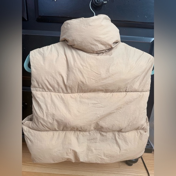 Nude cropped puffer vest. Size small - Picture 2 of 4